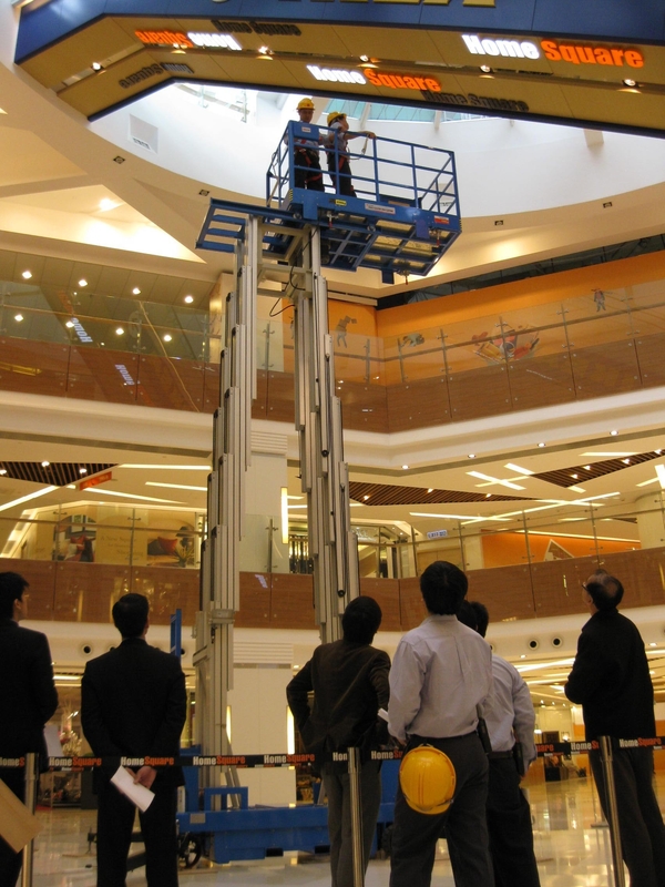 Four Mast Mobile Elevating Work Platform 12m Working Height For Hospitals