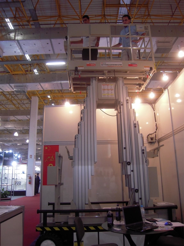 Self Propelled Scissor Lift 6m Height , 480 KG Capacity Hydraulic Lift Ladder
